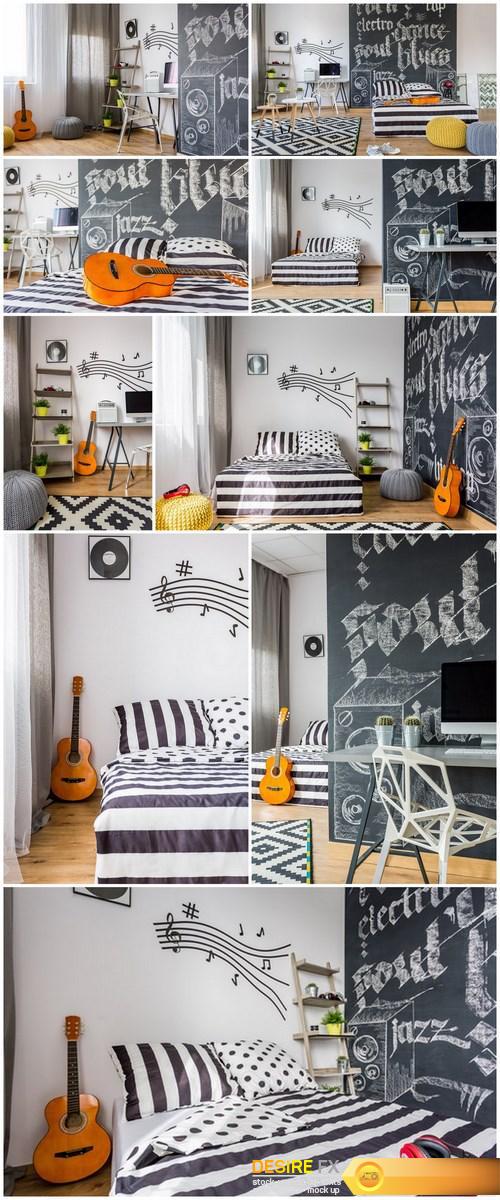 Bedroom decorated with music-related items - 9xUHQ JPEG Photo Stock