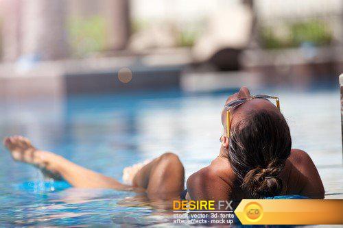 D:РаботаSexy woman relaxing lying down in luxury swimming pool 18X JPEG