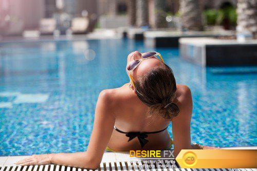 D:РаботаSexy woman relaxing lying down in luxury swimming pool 18X JPEG