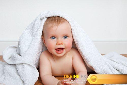 Baby under a towel - 8 UHQ JPEG