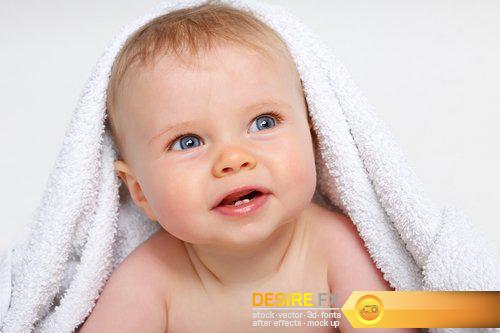 Baby under a towel - 8 UHQ JPEG